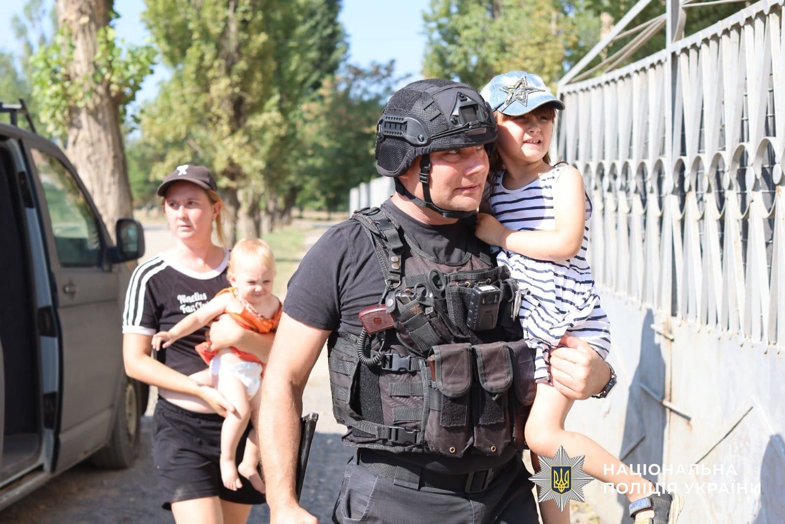 З «червоної зони» Херсона евакуювали матір із двома маленькими доньками