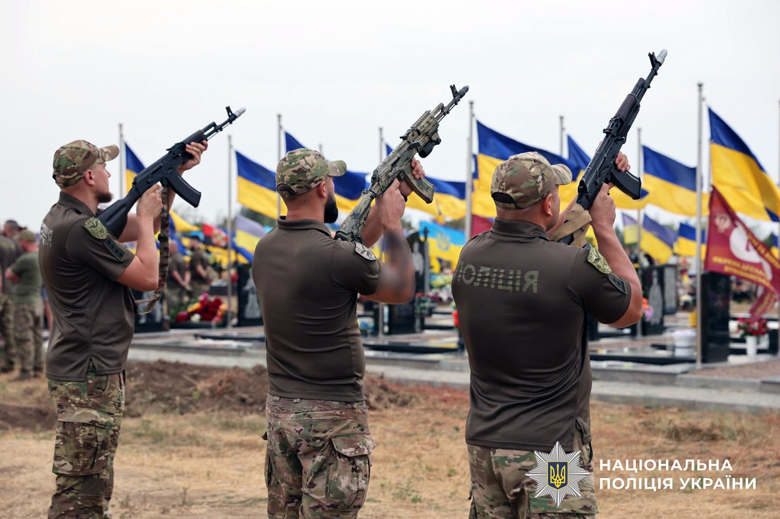 На Миколаївщині попрощалися з поліцейським Вадимом Домаєвим, який помер від поранень після атаки російського дрона на Херсон