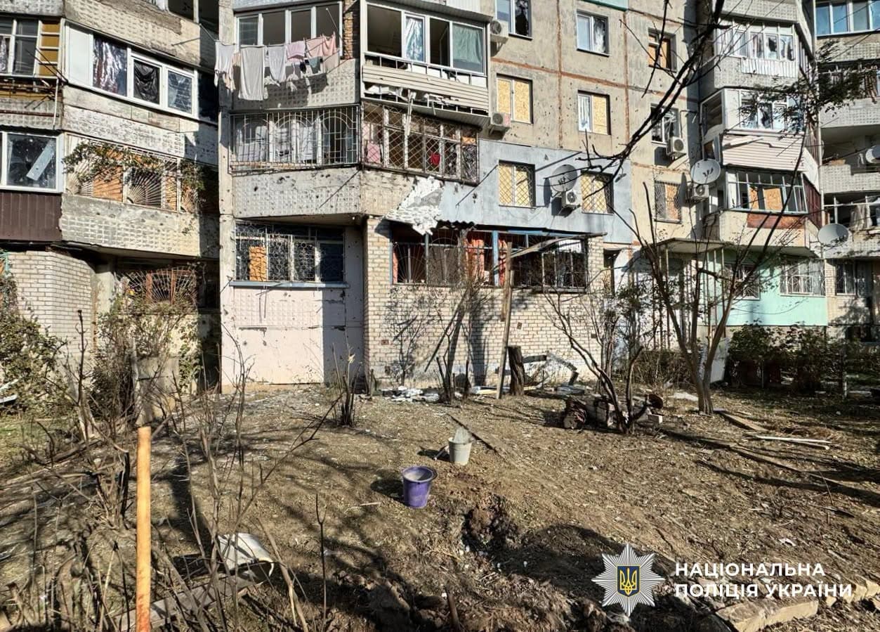 На Херсонщині через російські обстріли поранено шістьох людей, серед них — рятувальник і комунальник