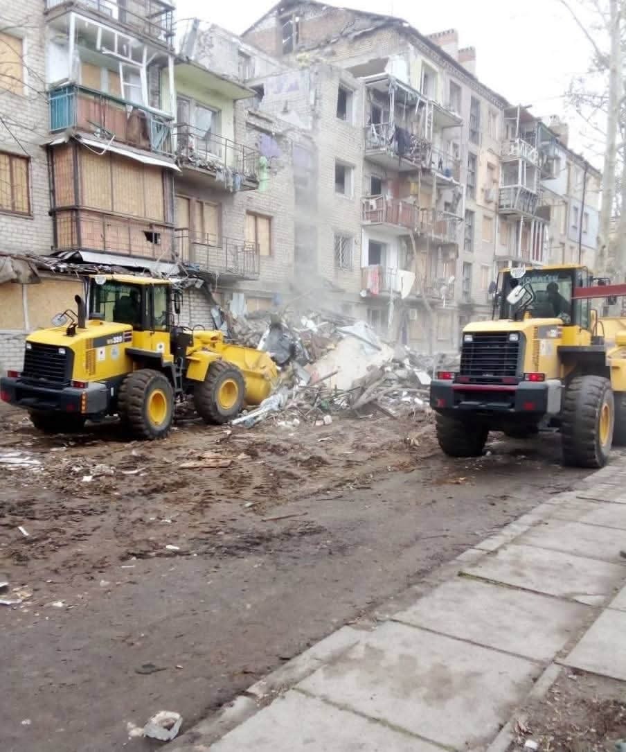 У Херсоні близько 100 комунальників щодня працюють над благоустроєм міста та ліквідацією наслідків обстрілів (фото)