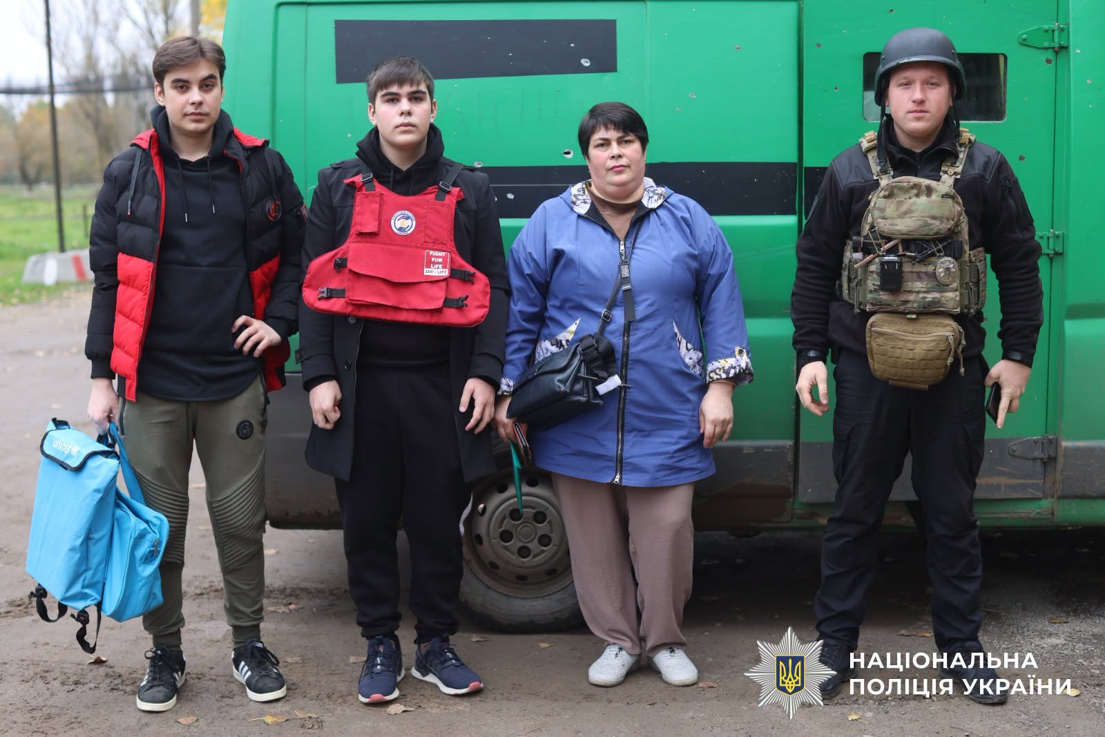 Евакуація рятує життя: із Зеленівки поліцейські евакуювали матір із двома дітьми через російські атаки