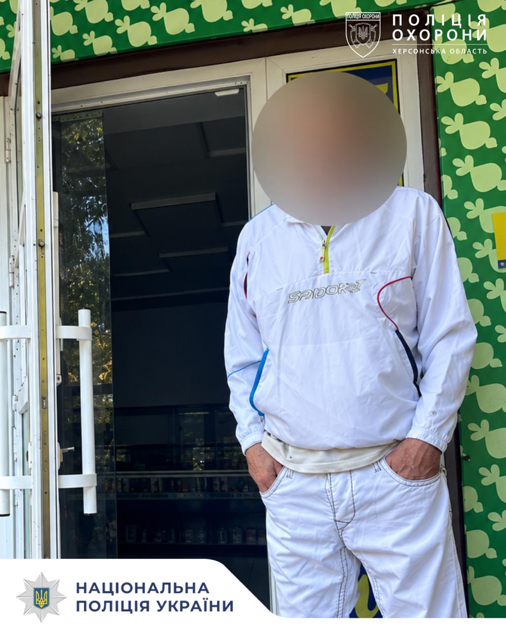 Зламав замки та проник до магазину: у Херсоні поліція охорони затримала чоловіка